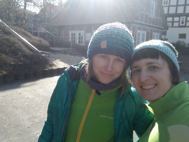 Aga i Iwona (IW.Outdoor) - nasze instruktorki linowe, wyczekują Waszych zgłoszeń na najbliższy kurs budowania niskich parków linowych! Wraz z nimi kurs poprowadzi nasz absolwent kursu trenerskiego i linowego Adam Sobkowiak !
Po co? Niski park linowy możesz wykorzystywać do działań rozwojowych z młodzieżą i dorosłymi. Wszędzie tam, gdzie przyda się mądry teambuilding i działania edukacyjne w plenerze - można wykorzystać park!

💜 Na kursie...

👉Nauczysz się:

🟢jak prawidłowo i bezpiecznie wieszać mobilne, niskie parki linowe (materiały, węzły, techniki, sprzęt)
🟢jak projektować gry i działania na takich konstrukcjach
🟢gdzie można wieszać niskie parki linowe
🟢z jakich materiałów się je buduje
🟢skąd się wzięła idea niskich parków linowych, do czego się je wykorzystuje w Polsce i na zachodzie
🟢zasad pracy trenerskiej na niskich parkach linowych

👉Ponadto:

🟠poznasz najlepsze standardy budowy, doboru sprzętu według norm European Ropes Courses Association
🟠weźmiesz udział w kilku grach prowadzonych przez doświadczony zespół trenerski oraz innych kursantów/kursantki
🟠zaprojektujesz i zbudujesz własne gry na niskim parku linowym oraz wiele rodzajów konstrukcji dostosowanych do różnych celów
🟠po kursie będziesz wiedziała/wiedział jak samodzielnie zbudować niski park linowy, gdzie kupić materiały, jak podnosić swoje kwalifikacje
🟠najlepszych kursantów zapraszamy do współpracy w zespole trenerskim Pracowni Nauki i Przygody